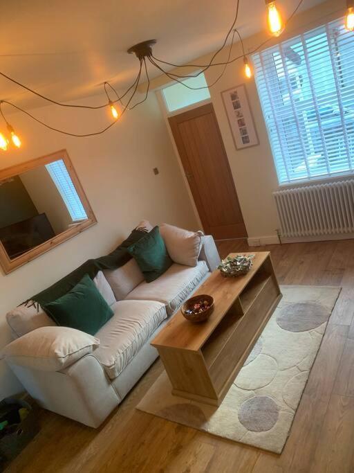 Quaint 1 Bedroom Cottage In Pudsey, Leeds 외부 사진